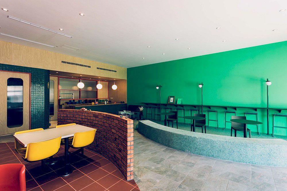 屏東「美菊麵店」2.0！以鮮明配色、質感物件打造南國最美麵店空間