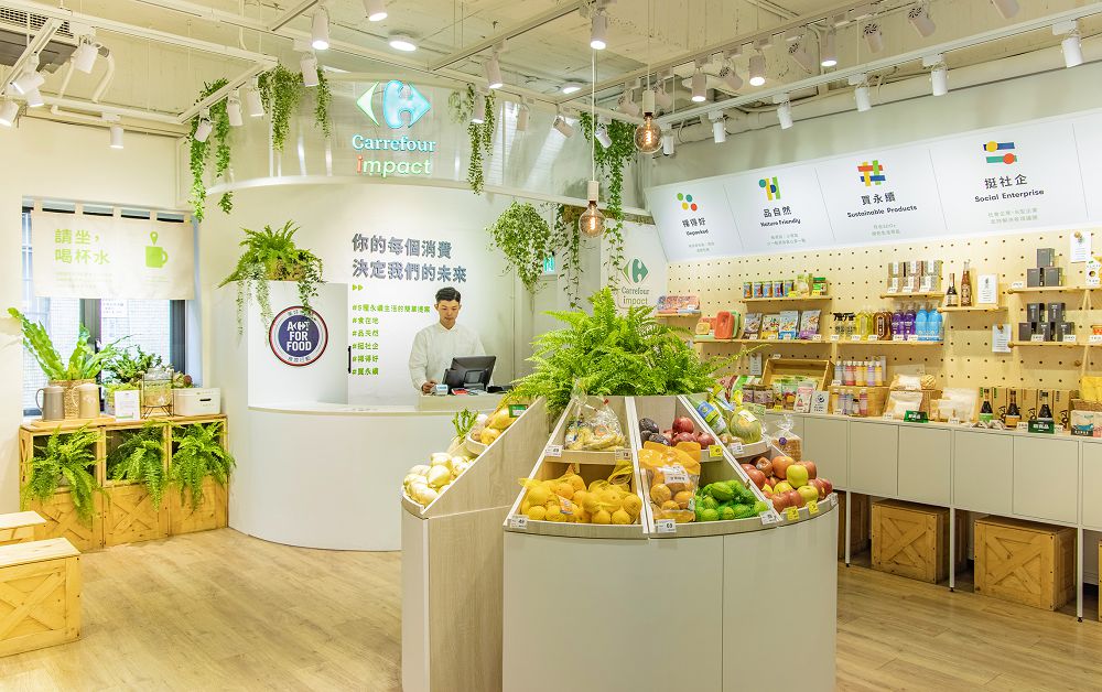 台灣設計力打造清爽賣場！3+2 design 以透明靚白 X 木質綠意空間改造家樂福影響力概念店