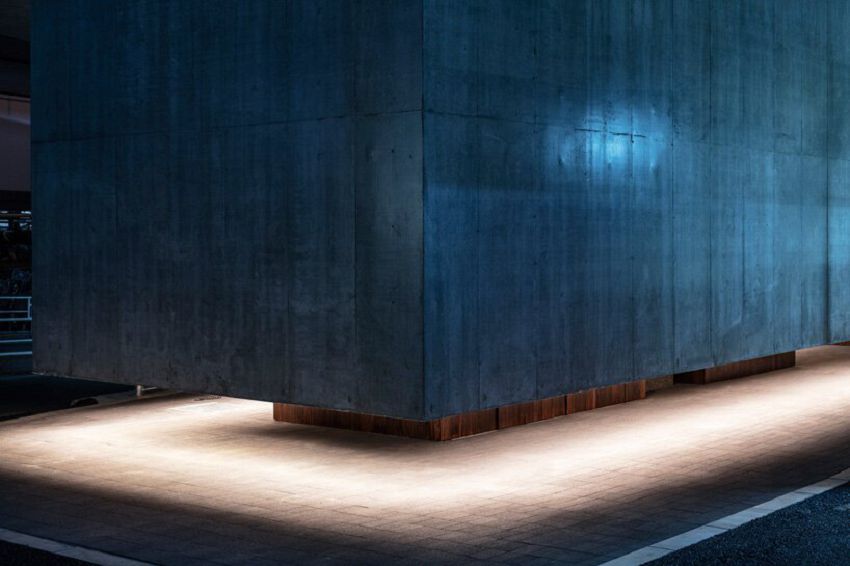 漂浮混凝土公廁美學！東京千駄谷站公廁空間讓天窗引光遇上煙燻木質牆