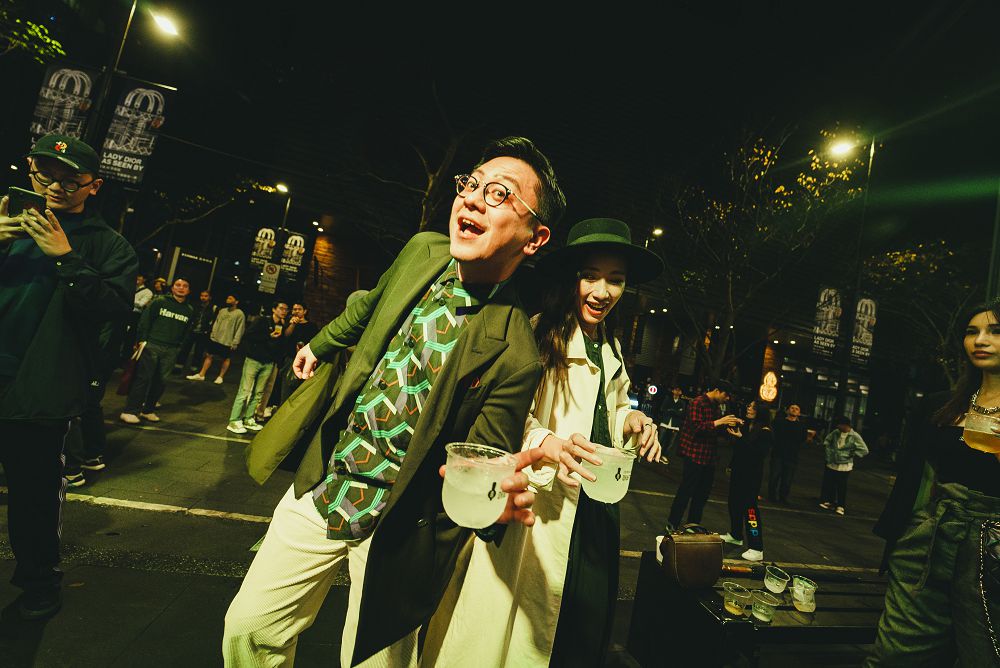 最強⼤⼈飲料店！台北「Draft Land信義」打造街頭雞尾酒吧