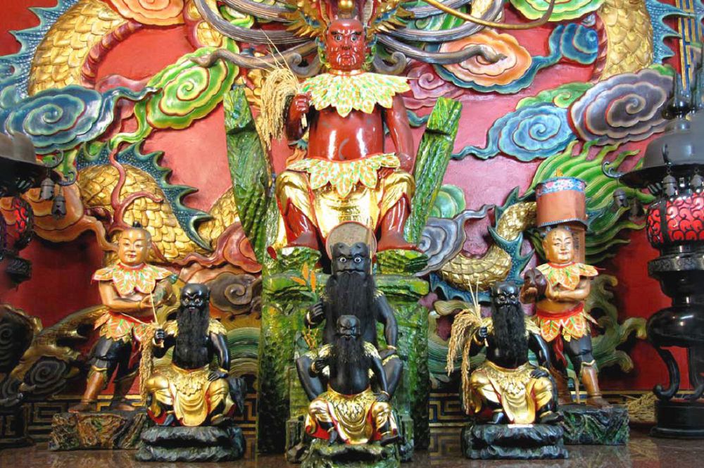 台北士林、大稻埕雙城燈區亮點！限量刺繡藥童香袋、迪化街12盞器物光創作登場