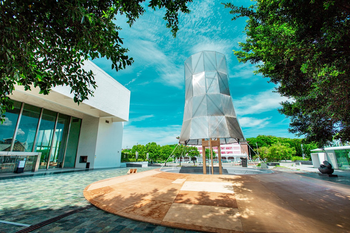 北美館X-Site《爆炸容器》感官裝置藝術！光影、聲音、觸覺共振的超現實造型塔