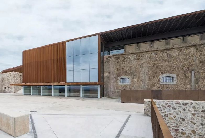 19 世紀廢棄城堡摩登新生！西班牙「D’Or Museum」藏身山間的古堡美術館