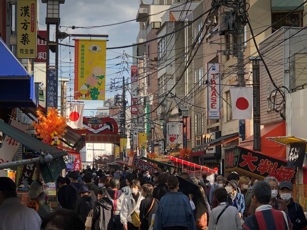 東京下町秋天賞紅葉一日散策！六義園、染井溫泉SAKURA、咖哩烏龍麵名店等景點
