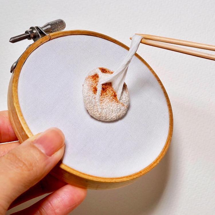 3D立體微型刺繡！日本藝術家ipnot用法式繡法讓披薩、拉麵變身精美刺繡