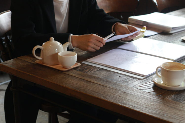 【一個心裡住著妖怪的插畫家，他和他的書店時光】專訪奇幻插畫家發發