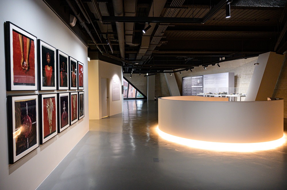 師大美術館「一拍即影」拍立得展!120位藝術家、300多件拍立得見證白色相框裡的黃金年代