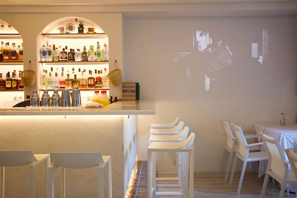 臺虎第二間調酒吧「Bar MED」亮相台中！隱身老宅裡的地中海情調純白酒吧