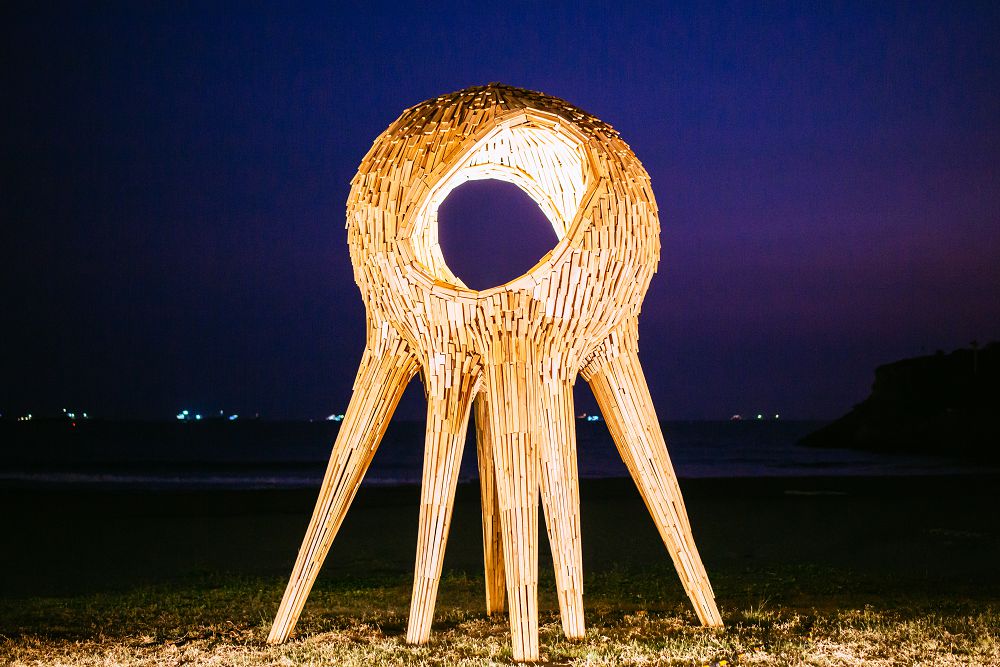 秋遊旗津海岸藝術季「1920公尺的約定」登場！7 組裝置藝術現身沙灘，展現打狗港百年風華