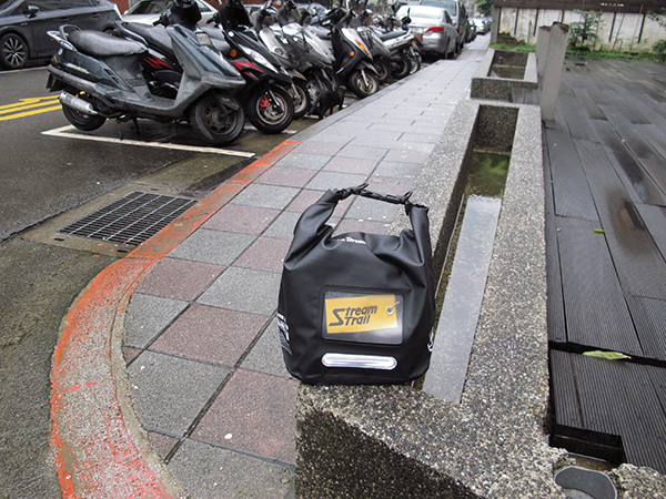 【生活玩物】梅雨季，你需要一個防水好包