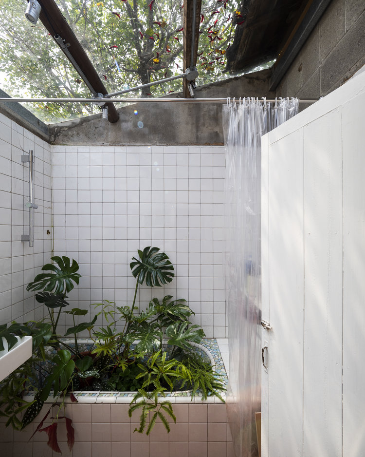 改造日治時期 90 年老陸軍宿舍的台北親子住宅！木造窗框混搭大理石、玻璃，好感綠意庭院誕生