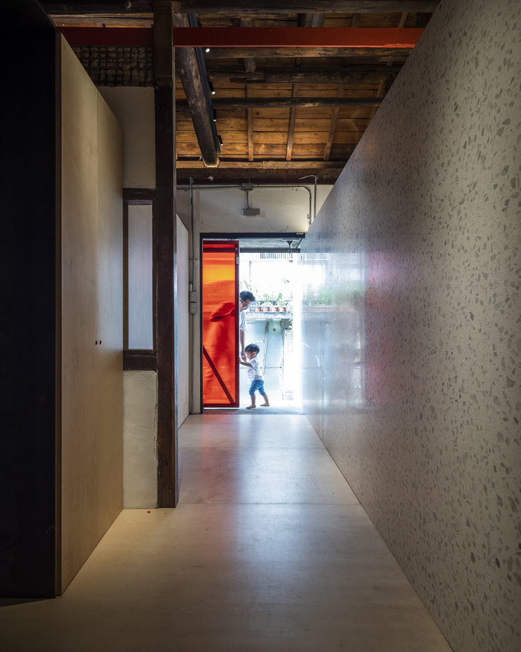 改造日治時期 90 年老陸軍宿舍的台北親子住宅！木造窗框混搭大理石、玻璃，好感綠意庭院誕生