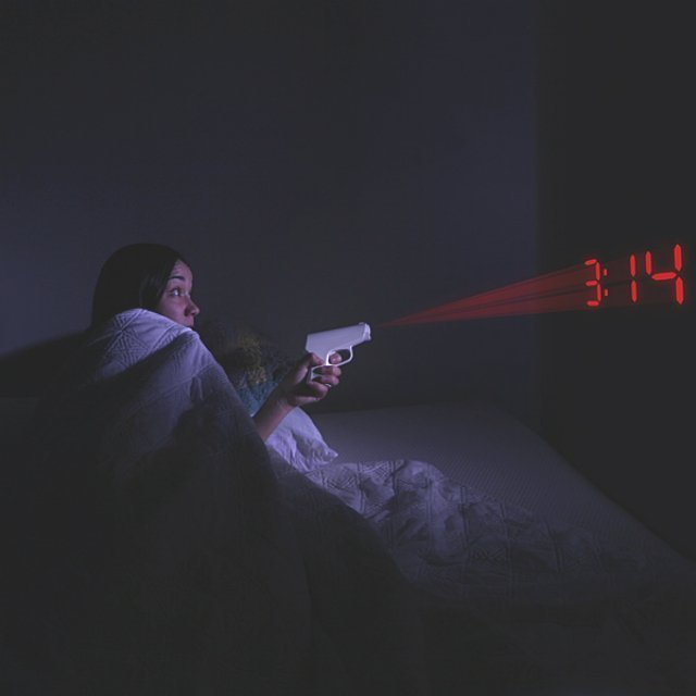 Shooting Alarm Clock，半夜瞇著眼都能精準看時間！