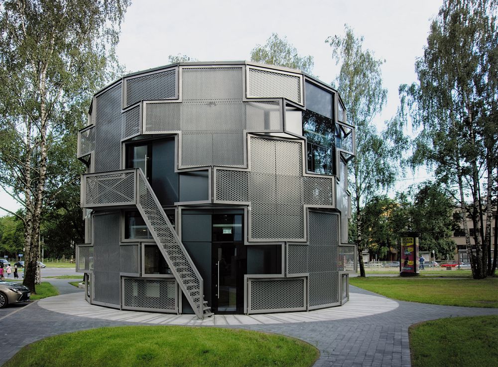 顛覆傳統藥局美學！拉脫維亞「Dzirciema藥局」如地景藝術建築的絕美社區藥房