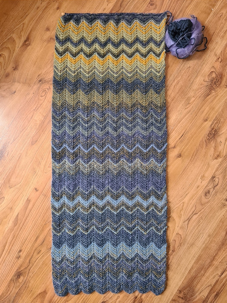 藍色是低溫、紅色是高溫，藝術家織出 2020 年「溫差圍巾」以毛線顏色呈現一整年的天氣變化