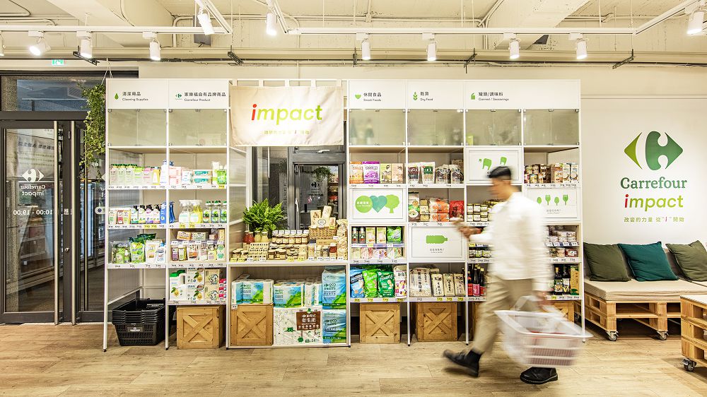 台灣設計力打造清爽賣場！3+2 design 以透明靚白 X 木質綠意空間改造家樂福影響力概念店