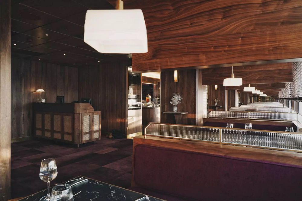 台南天下大飯店「圓頂西餐廳」老字號新風貌！本事空間設計以摩登燈具、藤編門片等台灣元素打造