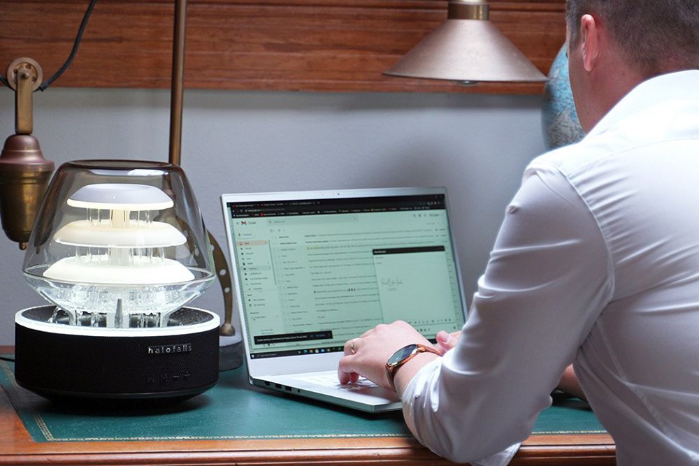 質感紓壓神器！瀑布燈「HaloFalls」結合清澈水聲、藍牙音響的療癒小家電