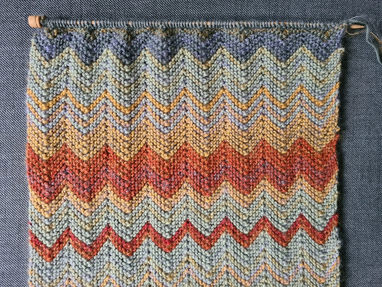 藍色是低溫、紅色是高溫，藝術家織出 2020 年「溫差圍巾」以毛線顏色呈現一整年的天氣變化