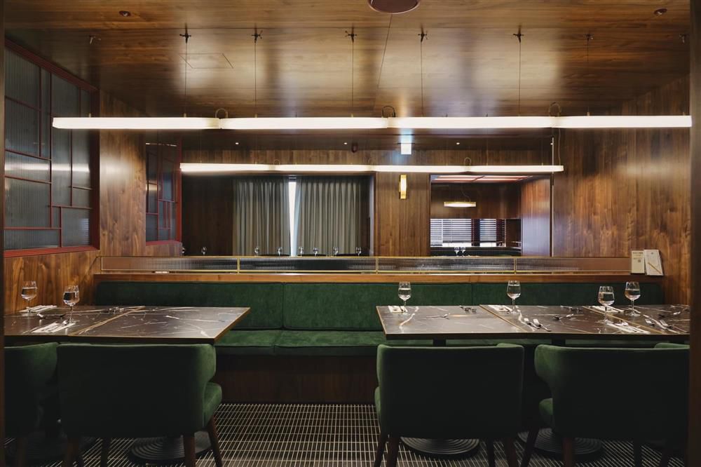 台南天下大飯店「圓頂西餐廳」老字號新風貌！本事空間設計以摩登燈具、藤編門片等台灣元素打造