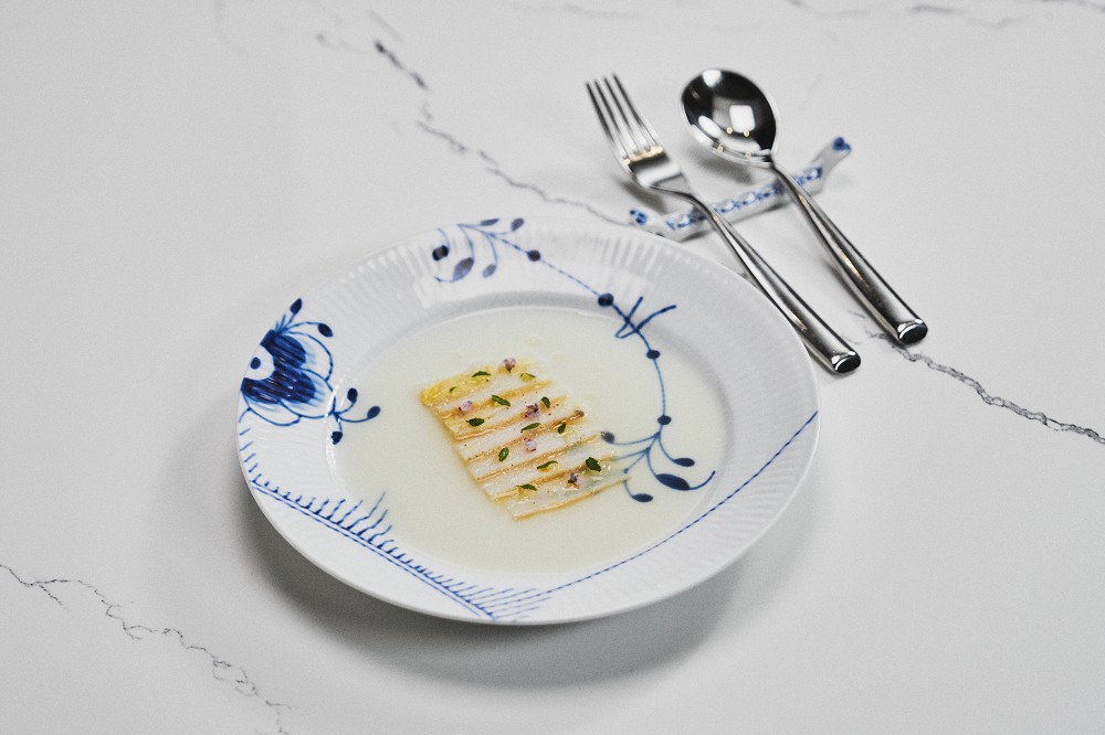 丹麥皇家哥本哈根X大直Frassi聯名饗宴！經典藍白唐草餐瓷遇上摩登義式料理