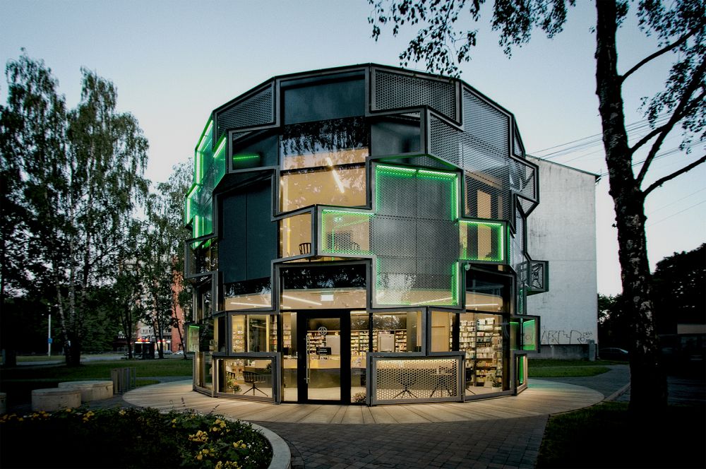 顛覆傳統藥局美學！拉脫維亞「Dzirciema藥局」如地景藝術建築的絕美社區藥房