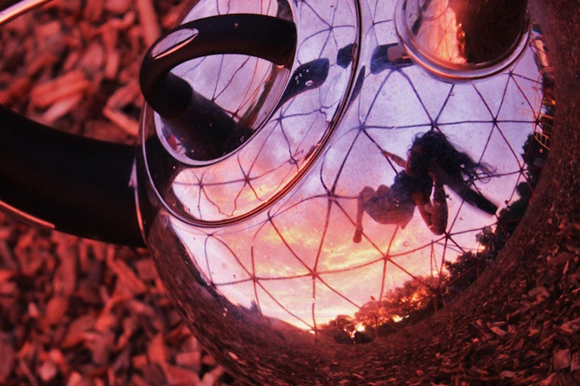 燒水前先笑一個！Esha Biswas 的茶壺攝影美學