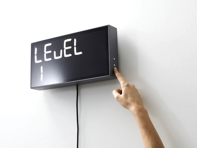 愛因斯坦數字鐘，看時間請先加減乘除！