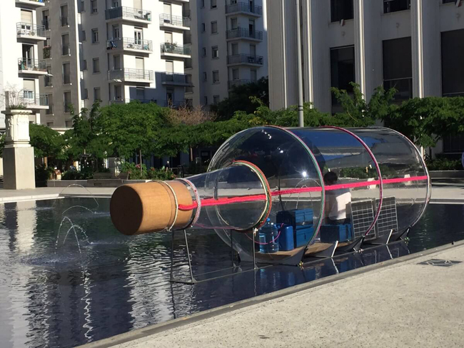 行為藝術家新作 巨石裡生活孵雞蛋