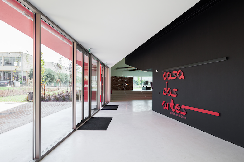 葡萄牙新興地標!幾何風「藝術之家 CASA DAS ARTES 」化身鄉村綠野間的紅積木