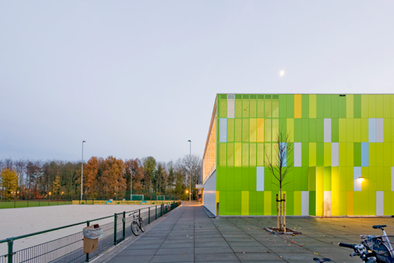 非 Pantone 專色我不用！荷蘭體育館建築以黃、蘋果綠、淺藍用色妝點出街區的亮麗色彩