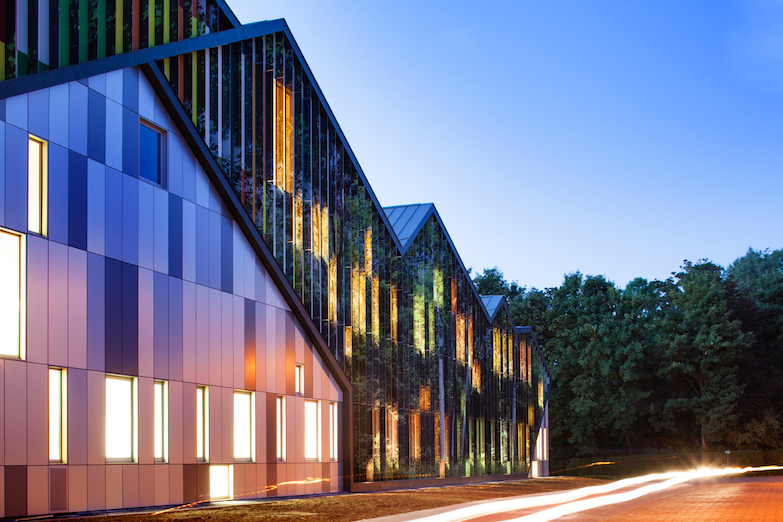 天邊一片色彩雲朵！馬德里建築師為比利時文化重鎮 MWD 學院打造鏡面與彩條交錯的鋸齒建築