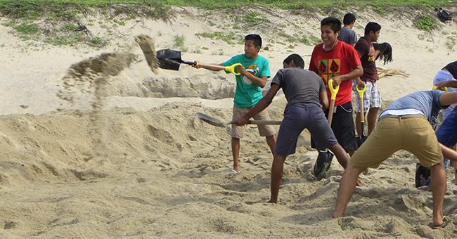 發現月球表面！Samuel Boutruche 力邀眾人在沙灘上跑起來