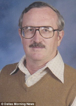 撞衫自己索性就連穿 40 年同套衣服拍畢業紀念冊的體育老師