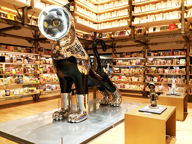 巨型貓咪雕塑踏遍日本，穿戴頭盔證明是外星來的？