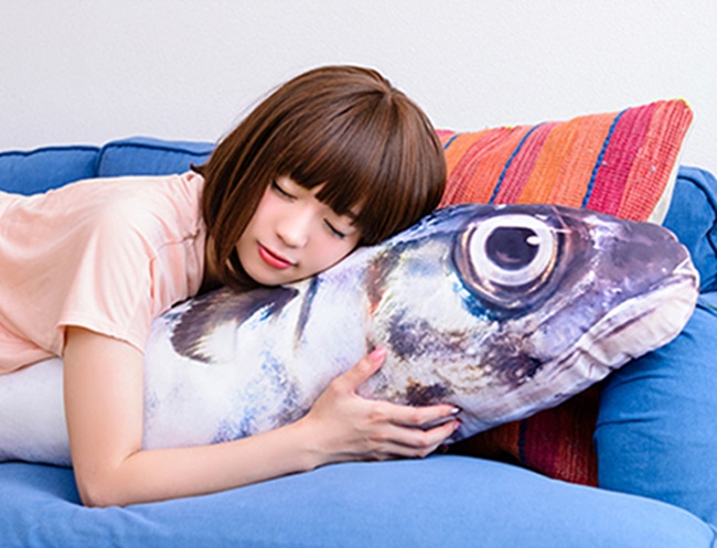 給你 180cm 身長的安全感，巨大鯖魚坐墊出沒！