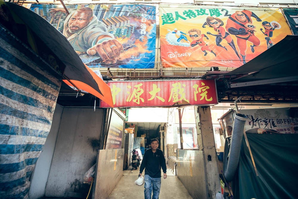 台灣看板畫師謝森山的匠人魂！手繪電影看板一甲子「我的一切都是從電影彩繪而來的」