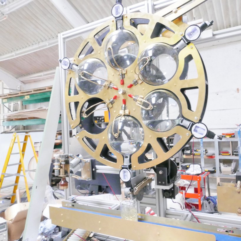 不是高超科技新情節？！自動調酒的復古雞尾酒機器