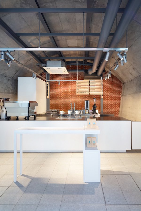 Blue Bottle 首間外帶店現身銀座線車站百年橋下！保留斑駁紅磚混搭現代設計質感