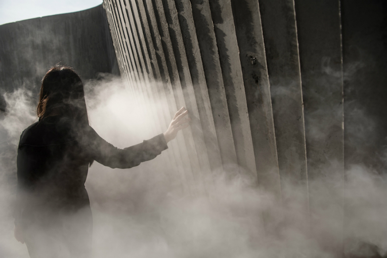 曲線混凝土與水霧舞出浪漫！港灣邊的灰色山谷「高雄水水」成亮眼新地景
