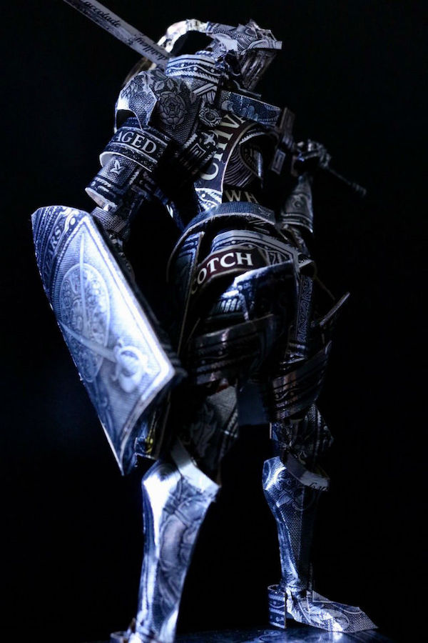 零食空盒成創意公仔！日本空箱職人はるきる打造品客男子團體、威士忌盔甲武士