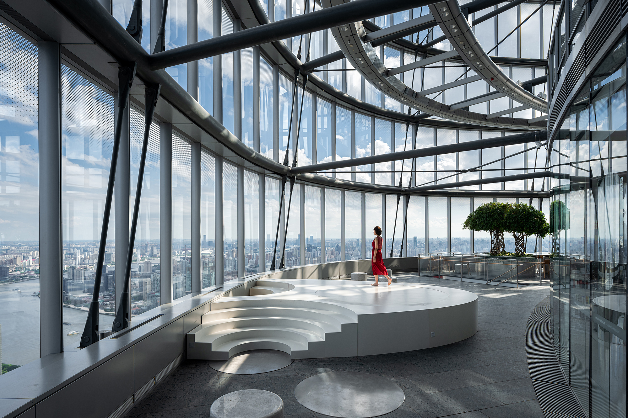 全中國最高的書店「上海中心朵雲書院」！鐘書閣御用設計團隊 Wutopia Lab 打造天空閱讀漂浮秘境