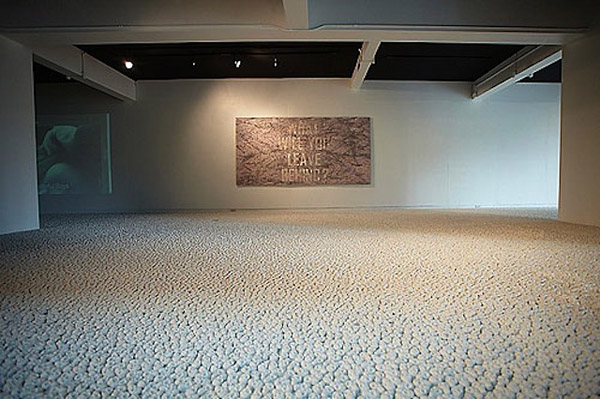 10 萬個微小的陶瓷頭骨「WHAT WILL YOU LEAVE BEHIND?」