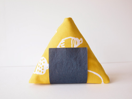 日本 270 年歷史的藤岡染手巾、和紙海苔包裹,超人氣職人手作越光米三角飯團盒!