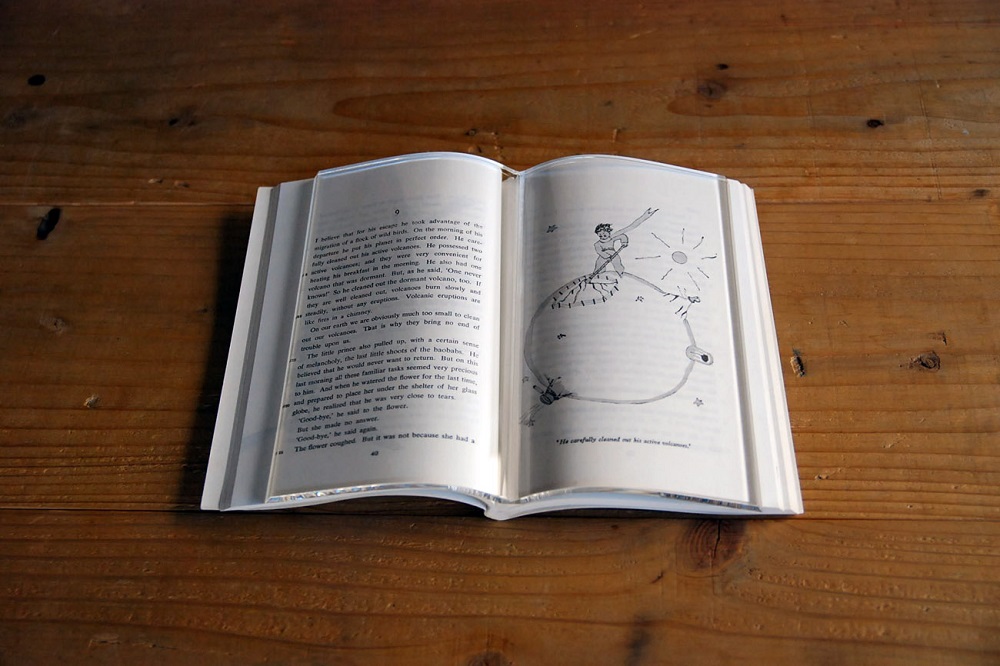 愛書者的夢幻逸品 Book on Book！防止弄髒、協助攤開無摺痕的桌上質感小物 