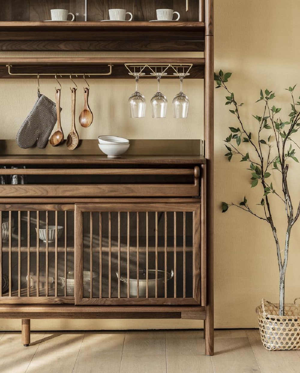 廚具、碗筷最美的家「木織餐邊櫃」！台灣設計師以中式復古與簡約溫潤工藝呈現家具的古典美