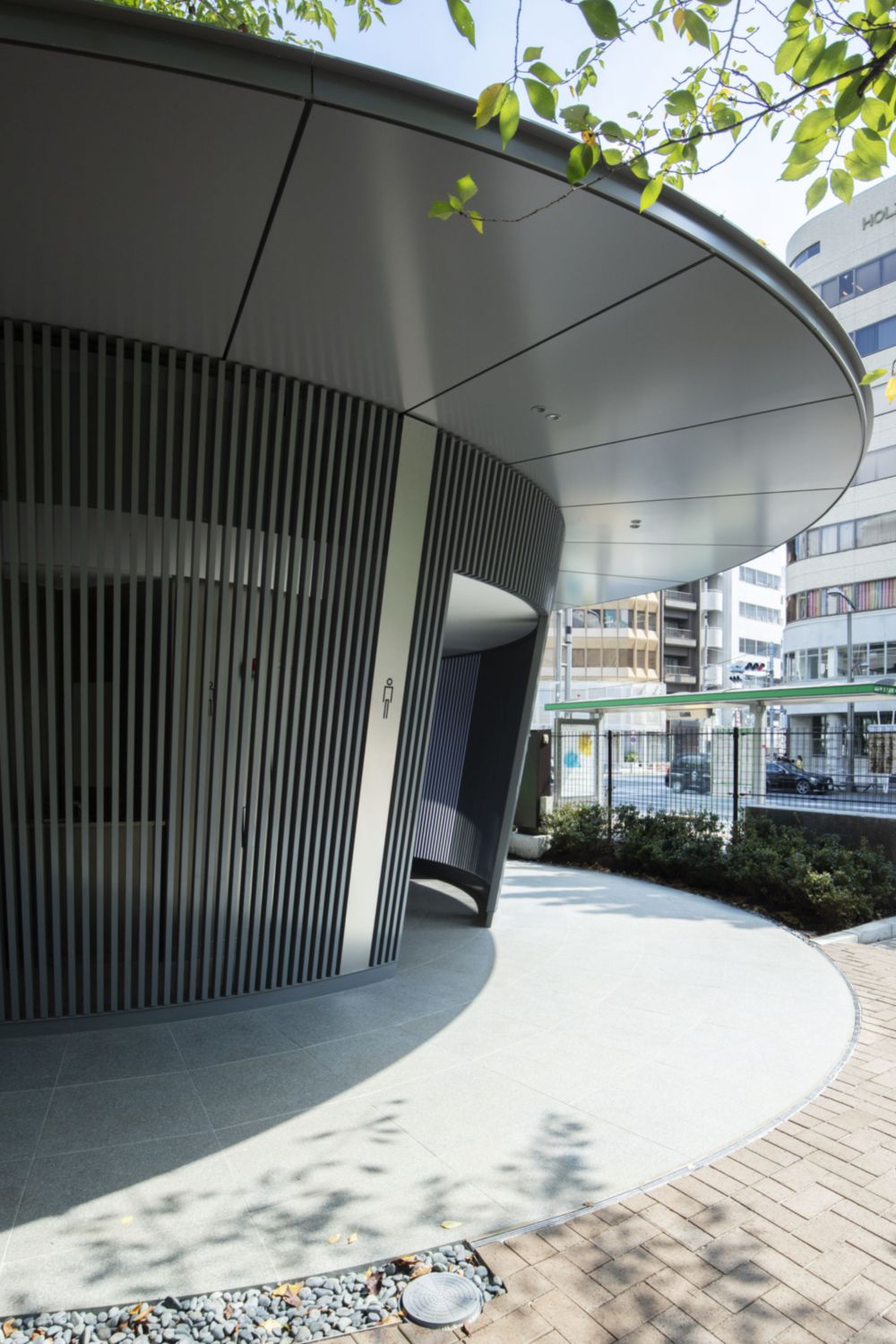 安藤忠雄大師也參戰東京公廁改造！神宮通公園公廁一改清水模，洗鍊金屬隱身綠意樹梢