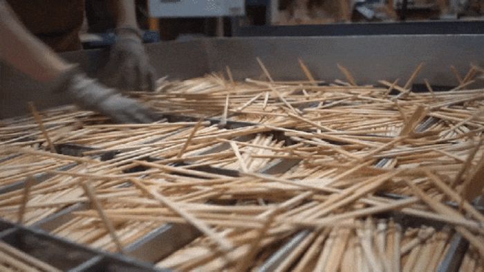 源自於「回收免洗筷」的工業風家具！質感 SMILE 再生置物架把循環設計帶進居家生活中