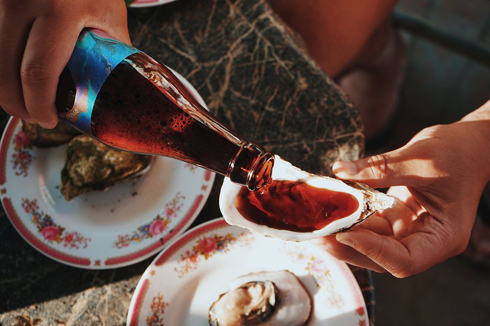 牡蠣+黑啤酒 十八世紀貴族公認絕搭！酉鬼啤酒「蚵蚵蚵歡樂大酒袋」以嘉義白水湖鮮蚵釀造，藍網、蚵殼呈現在地感包裝