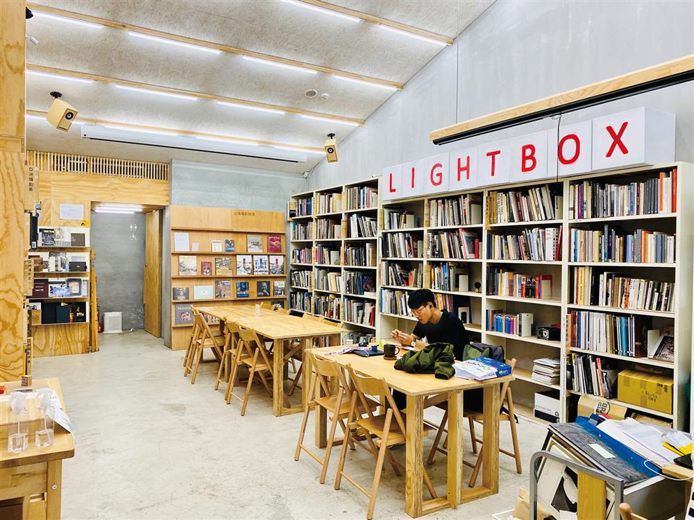 台北、台中7間風格攝影店！集結時光咖啡店、Lightbox攝影圖書室、暗房工作室